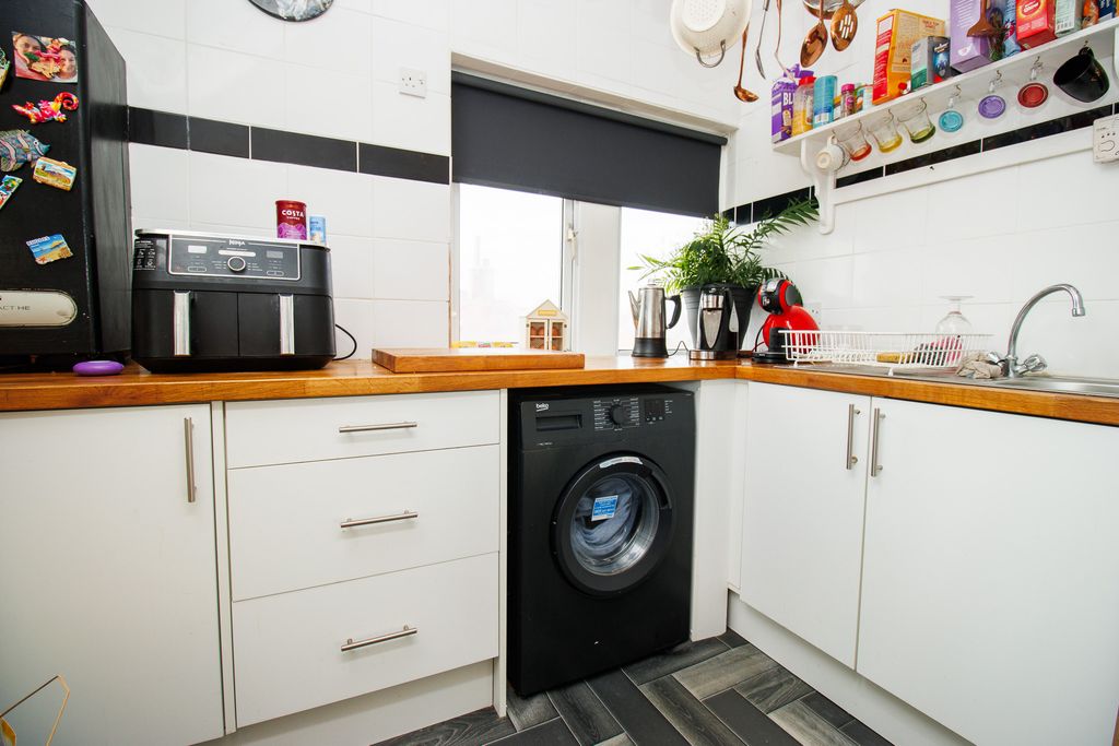 1 bed flat for saleStation Avenue, Filey YO14 photo 5