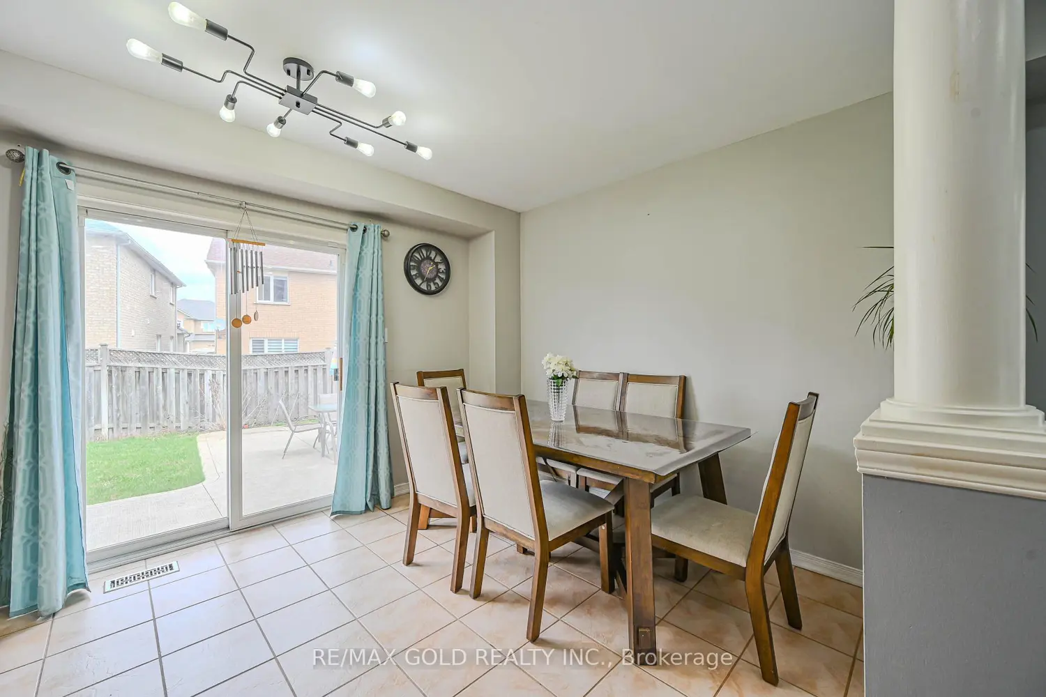 116 Heartleaf Crescent photo 3