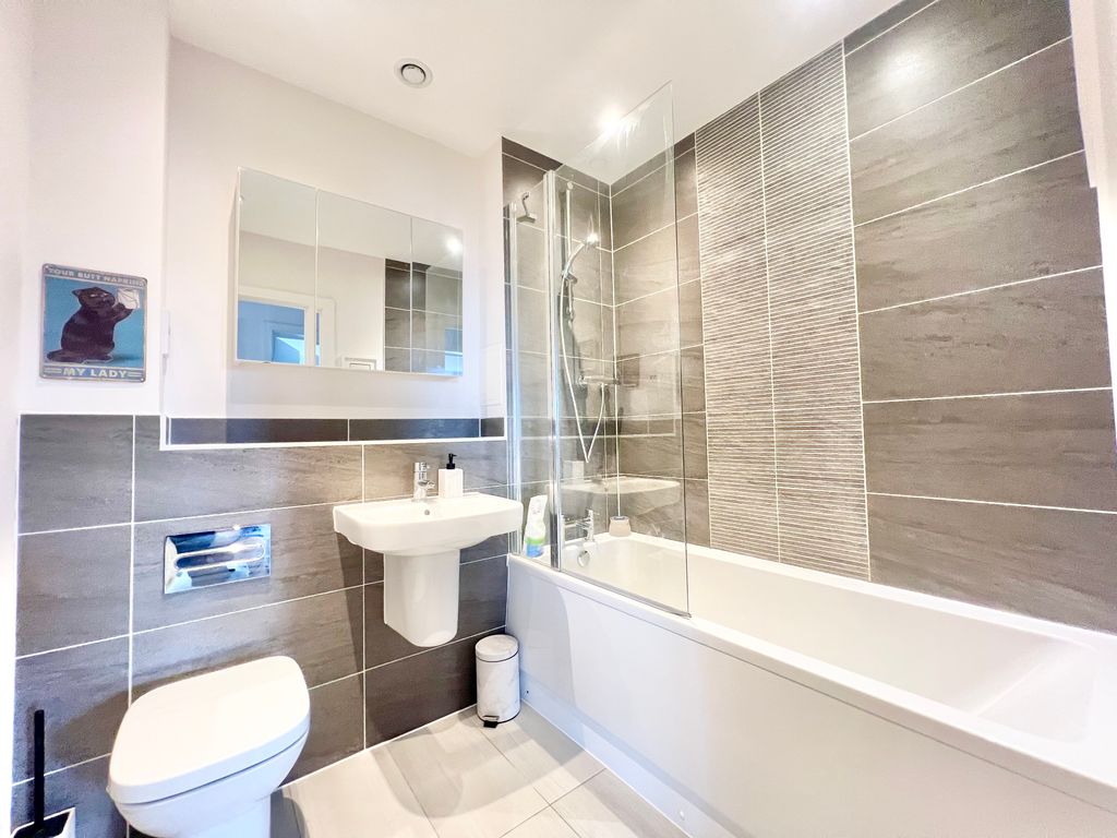 Additional image 8 of 2 bed flat for saleHurst Avenue, Blackwater, Camberley GU17