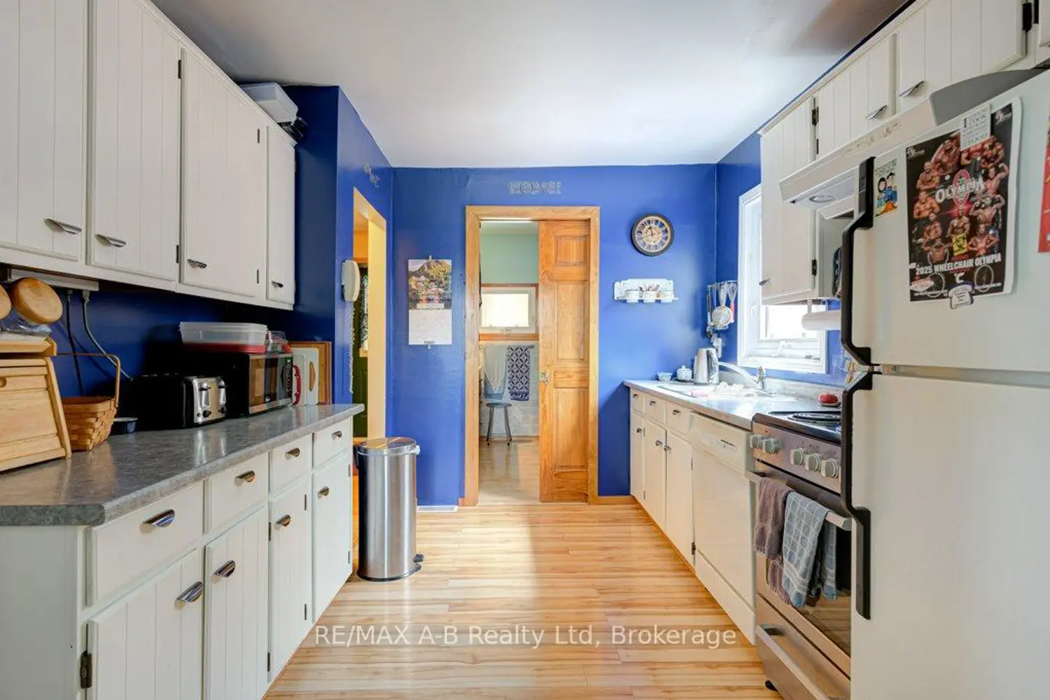 304 Douglas Street photo 3
