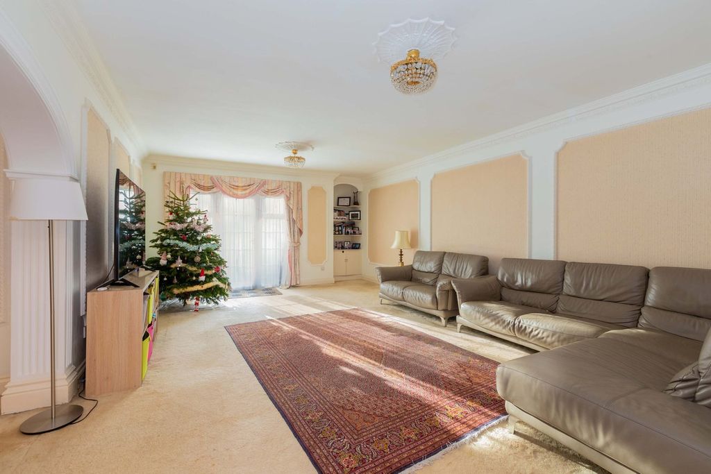 Additional image 2 of 3 bed flat for saleOak End Way, Gerrards Cross SL9