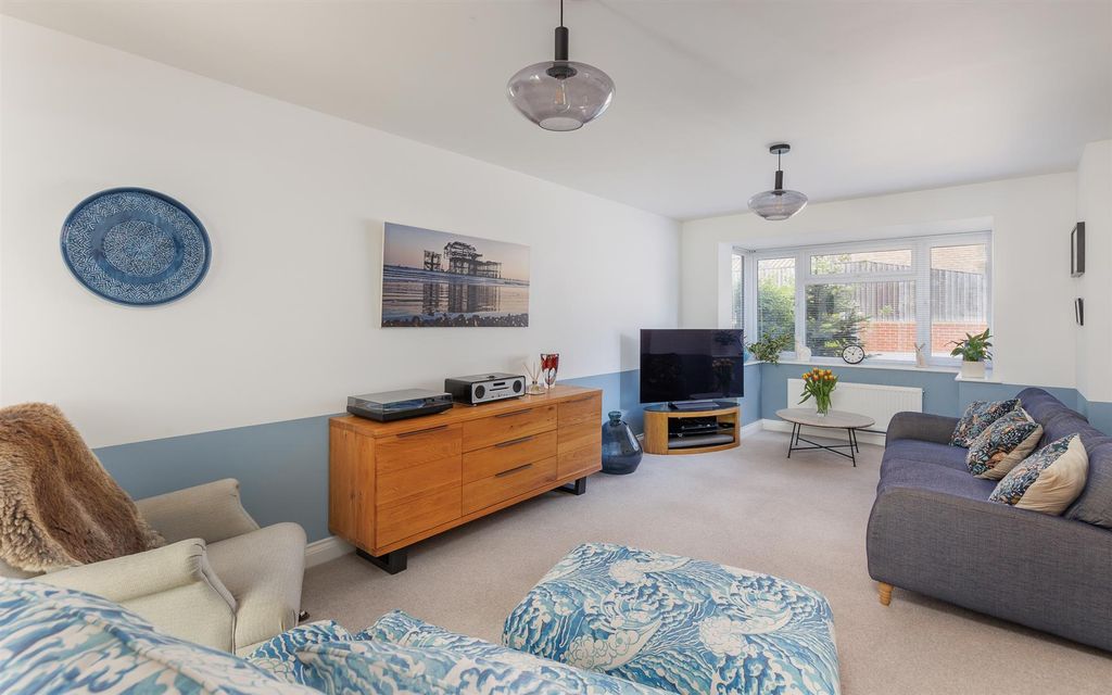 Additional image 7 of 5 bed detached house for saleHooke Close, Freshwater PO40