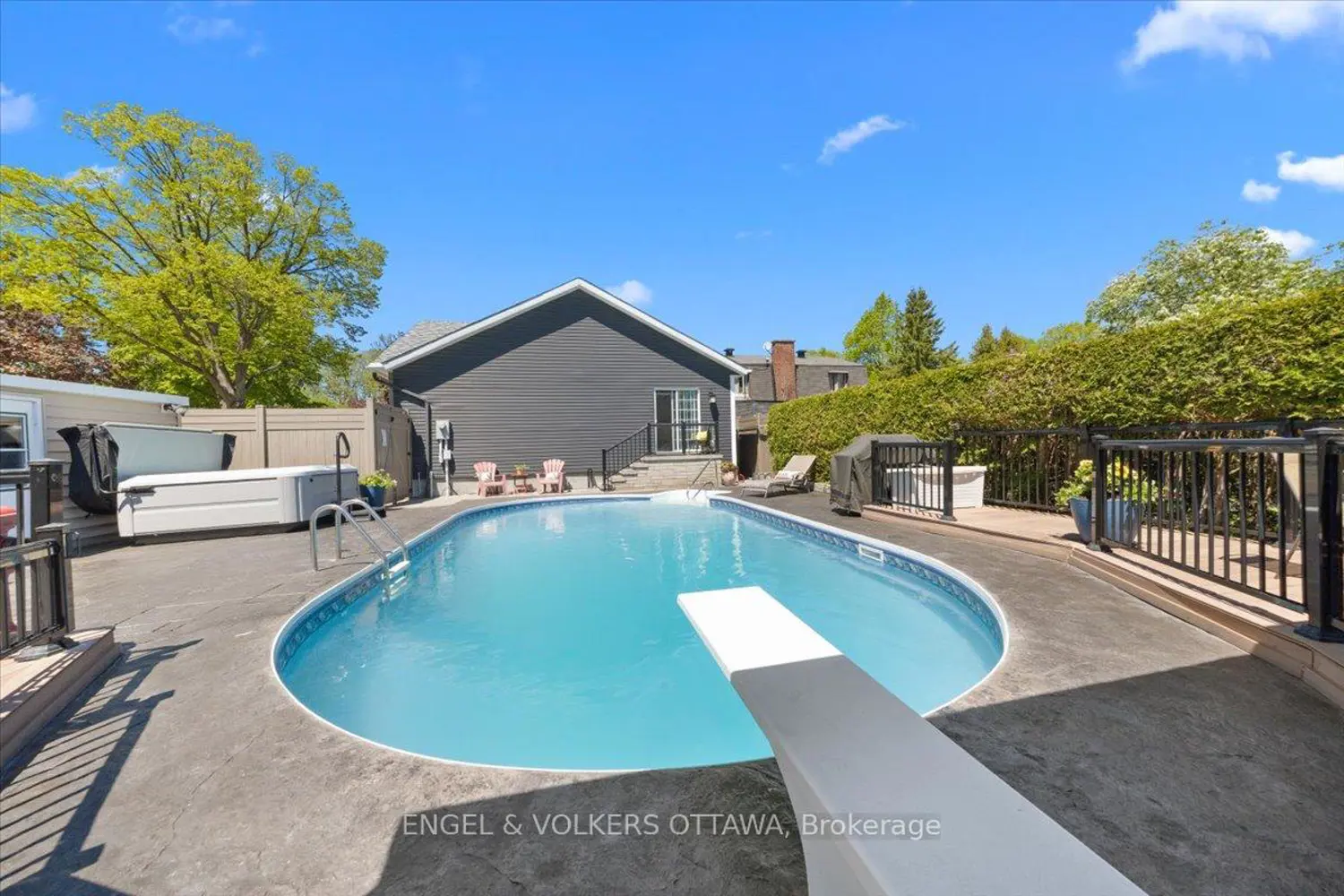 Additional image 17 of 1005 Gold Crescent