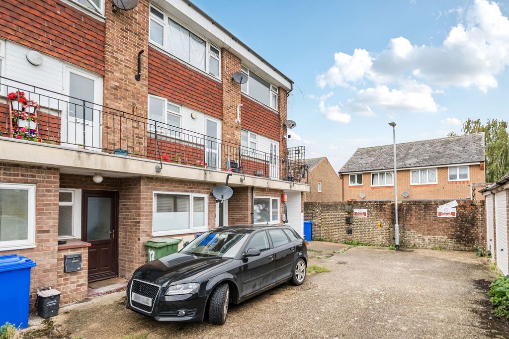 2 bed flat for saleSommerville Close, Faversham ME13