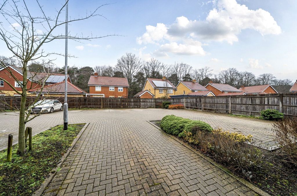 Additional image 9 of 2 bed flat for saleHurst Avenue, Blackwater, Camberley GU17