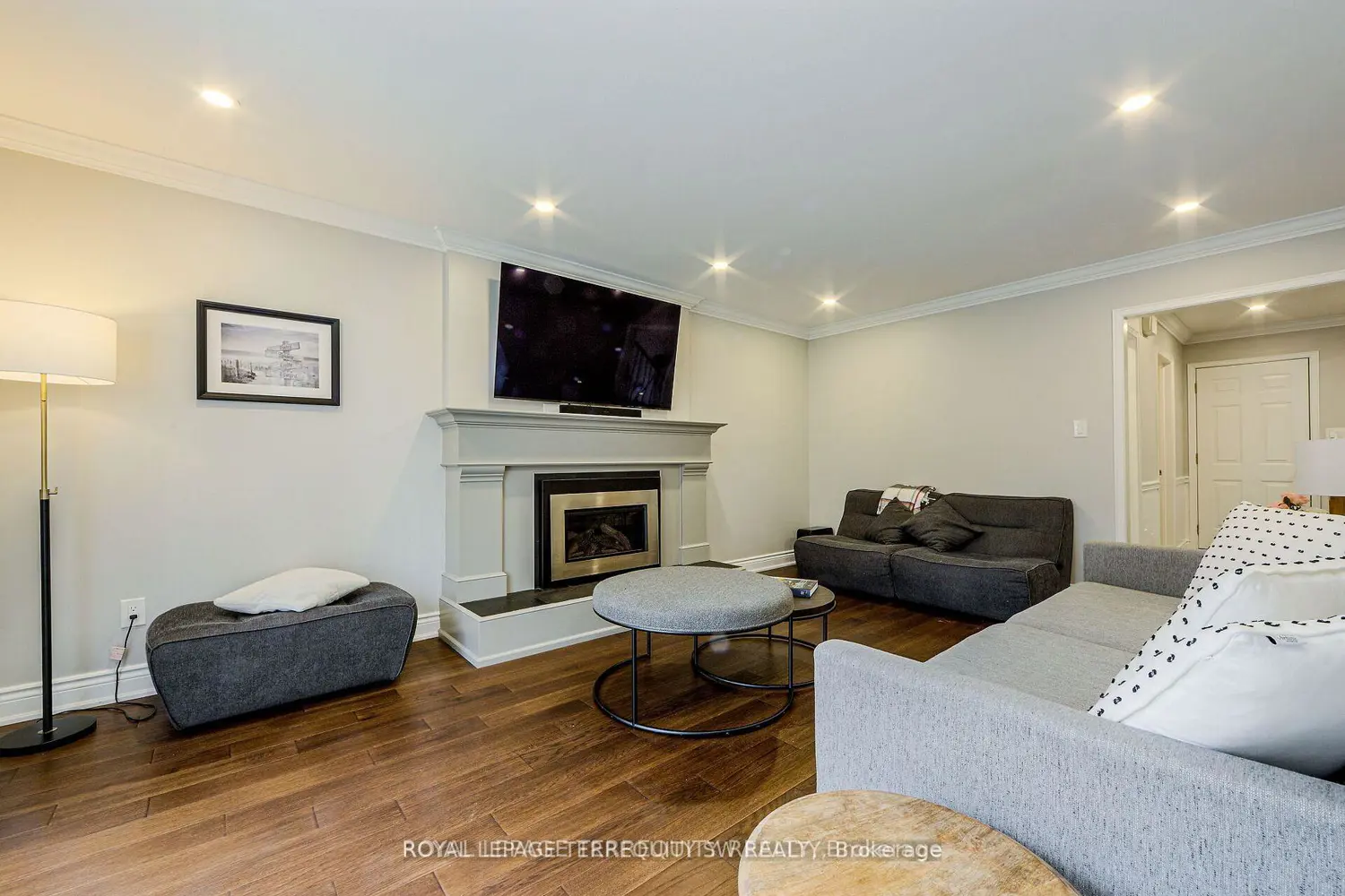 2025 Parklane Crescent photo 3