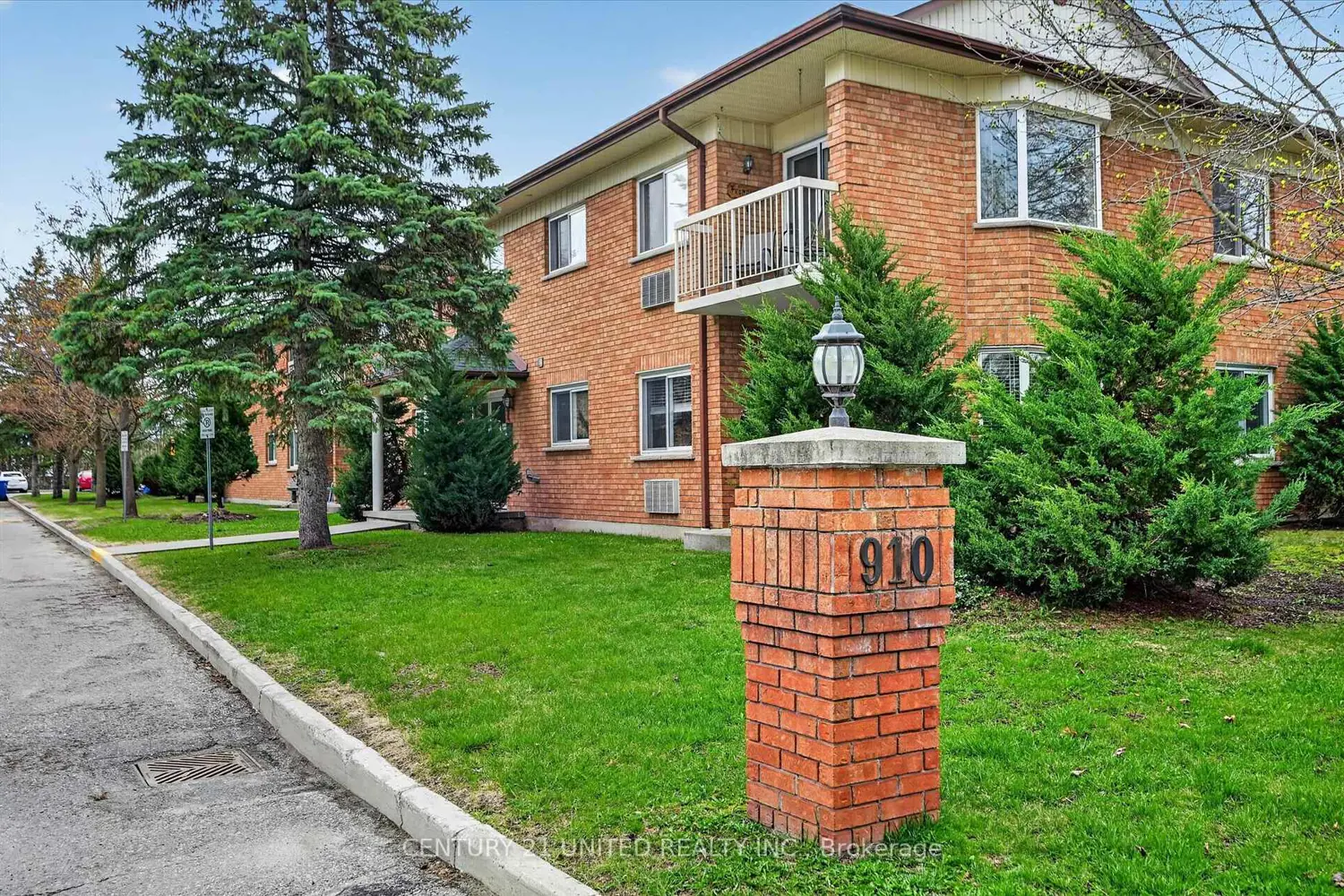 910 Ford Street 106 photo 3