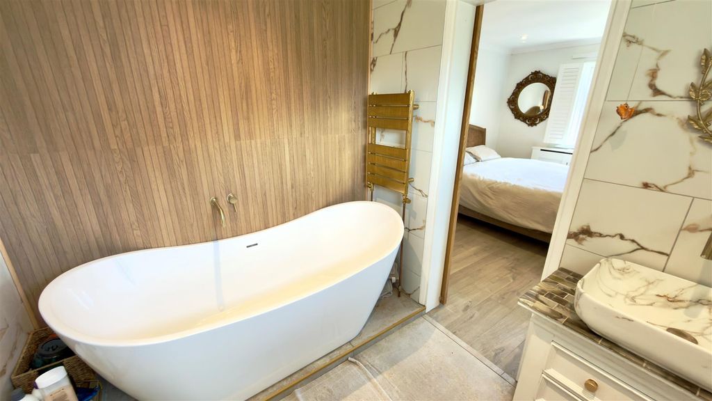 Additional image 21 of 2 bed flat for saleFreshwater, Isle Of Wight PO40