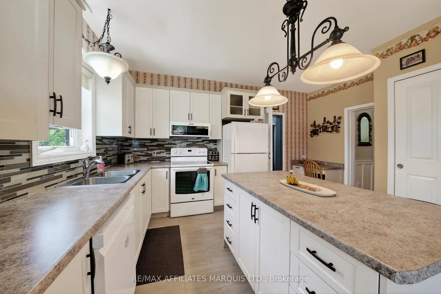 127 Lawrence Avenue photo 4