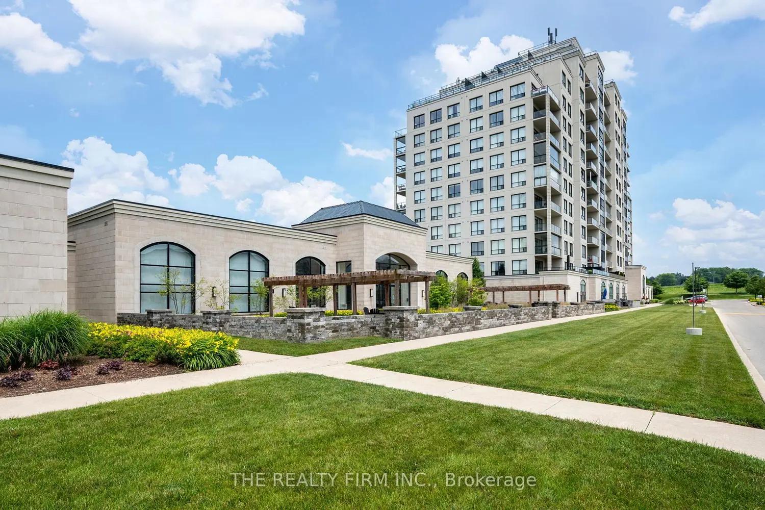 240 Villagewalk Boulevard 1304