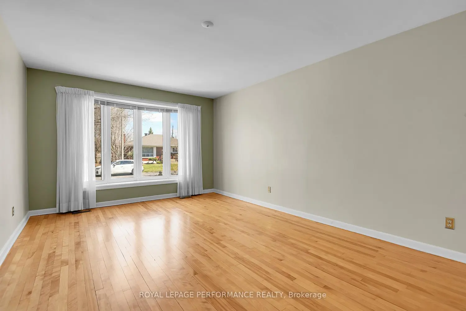 1582 Digby Street photo 4