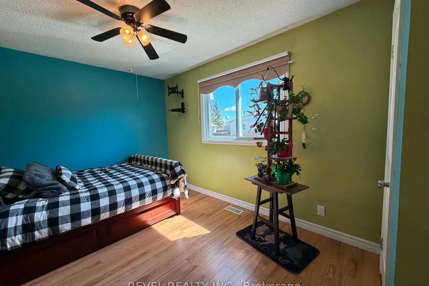 Additional image 12 of 894 Suzanne Street