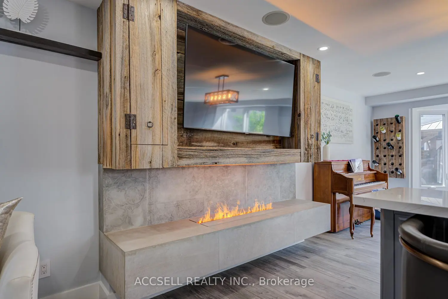 527 Wallenberg Crescent photo 3