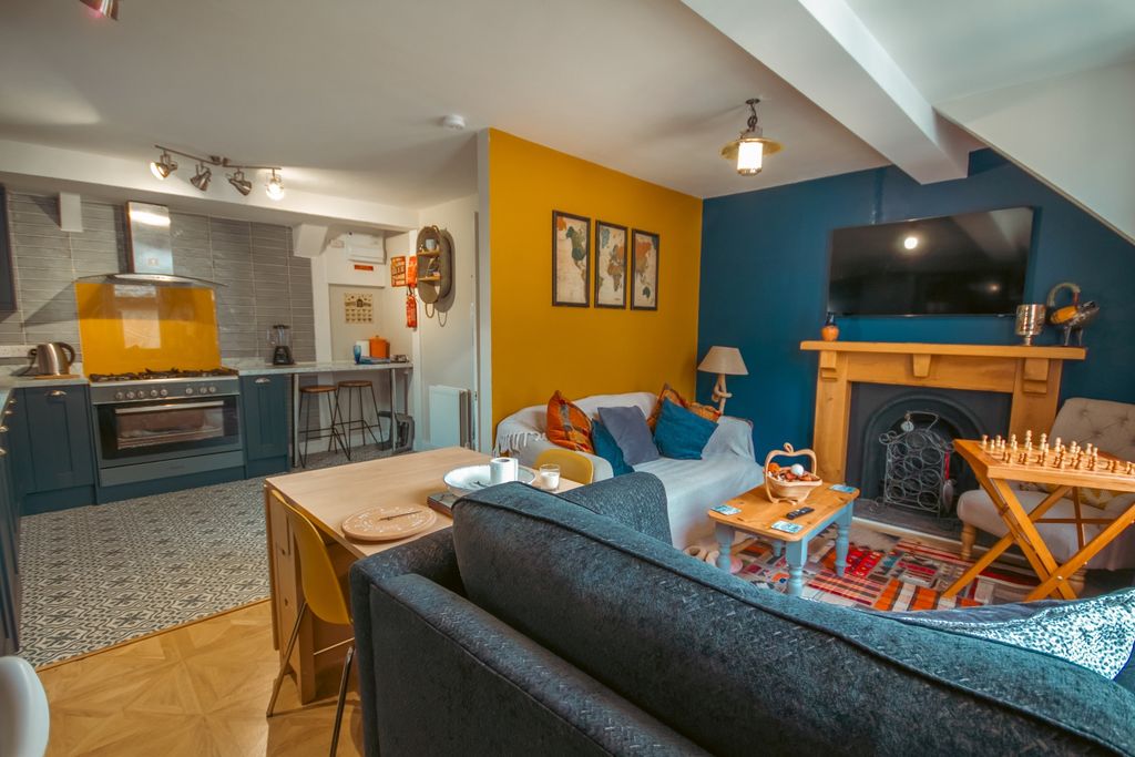 2 bed flat for saleSomerset Court, Fore Street, Fowey, Cornwall PL23