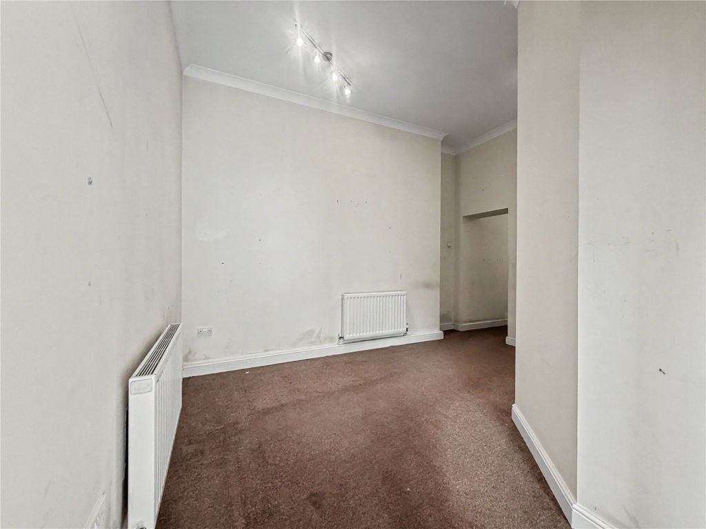 1 bed flat for salePleasant Row, Brompton, Kent ME7 photo 4