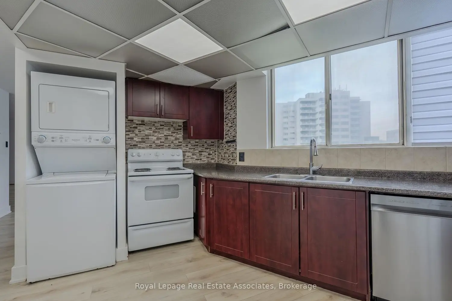 3695 Kaneff Crescent 1602 photo 5