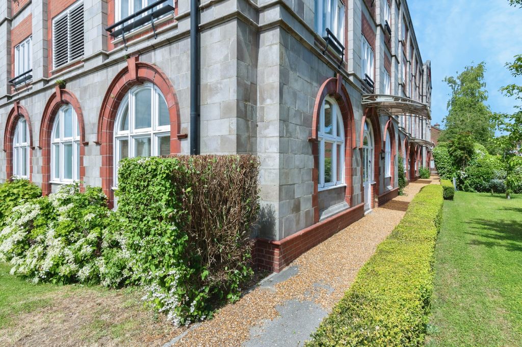 2 bed flat for saleDownton, Salisbury SP5 photo 4