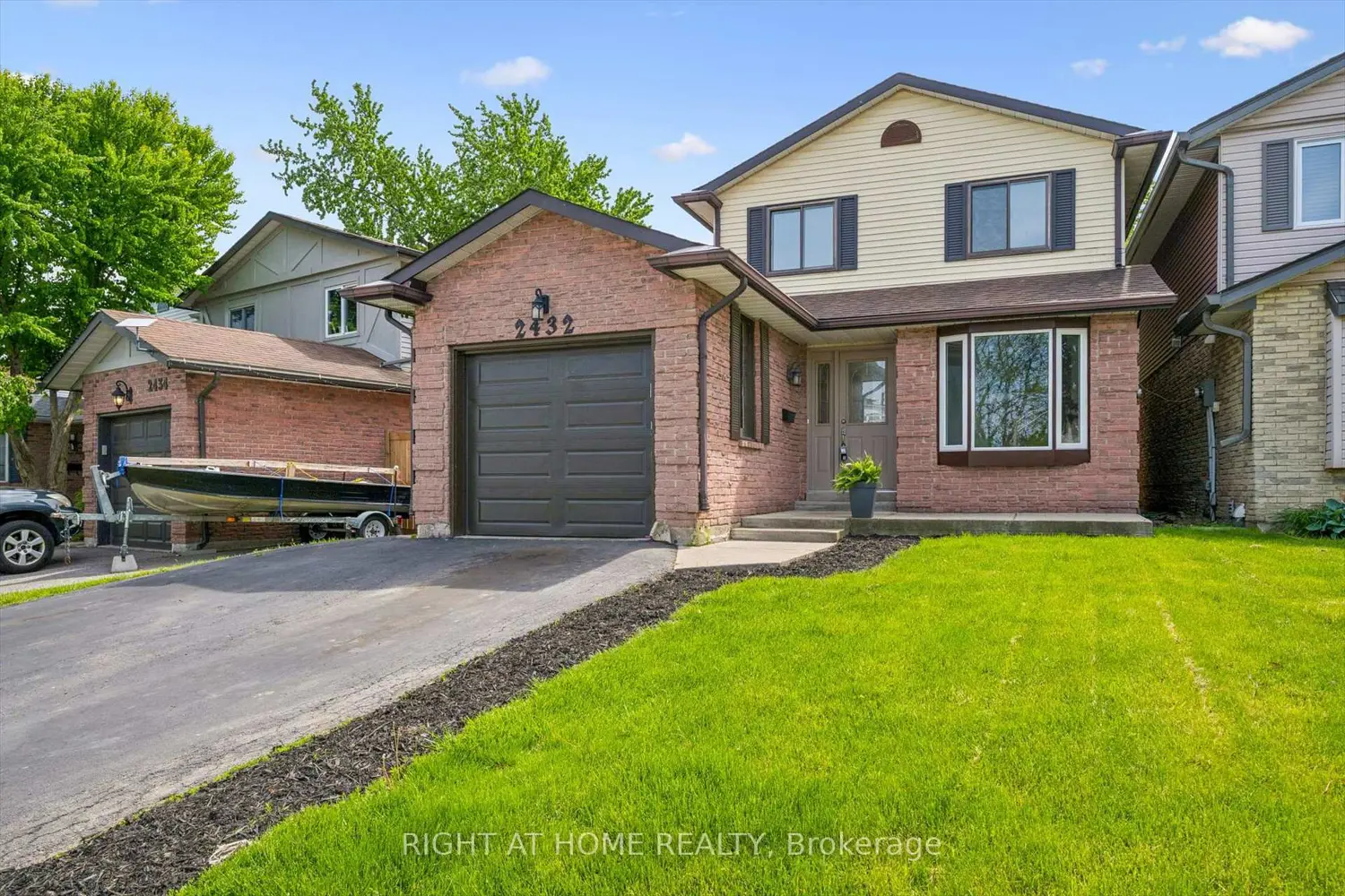 2432 Malcolm Crescent photo 2