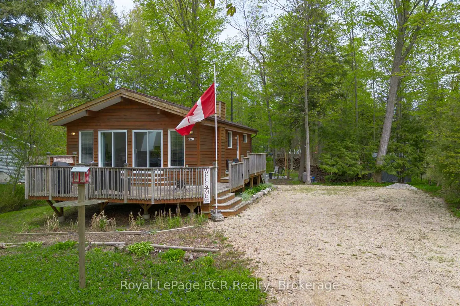 220 Shadywood Crescent photo 2