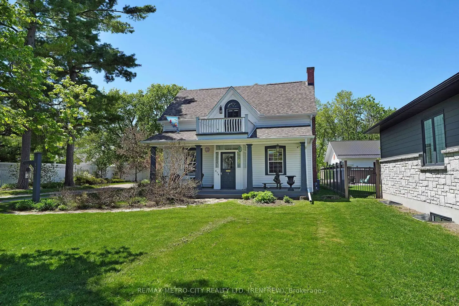 674 Raglan Street photo 2