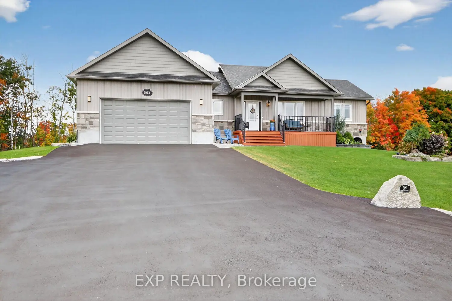 305 Moore Crescent photo 2