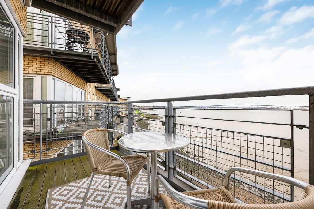 2 bed flat for saleCarmichael Avenue, Greenhithe DA9