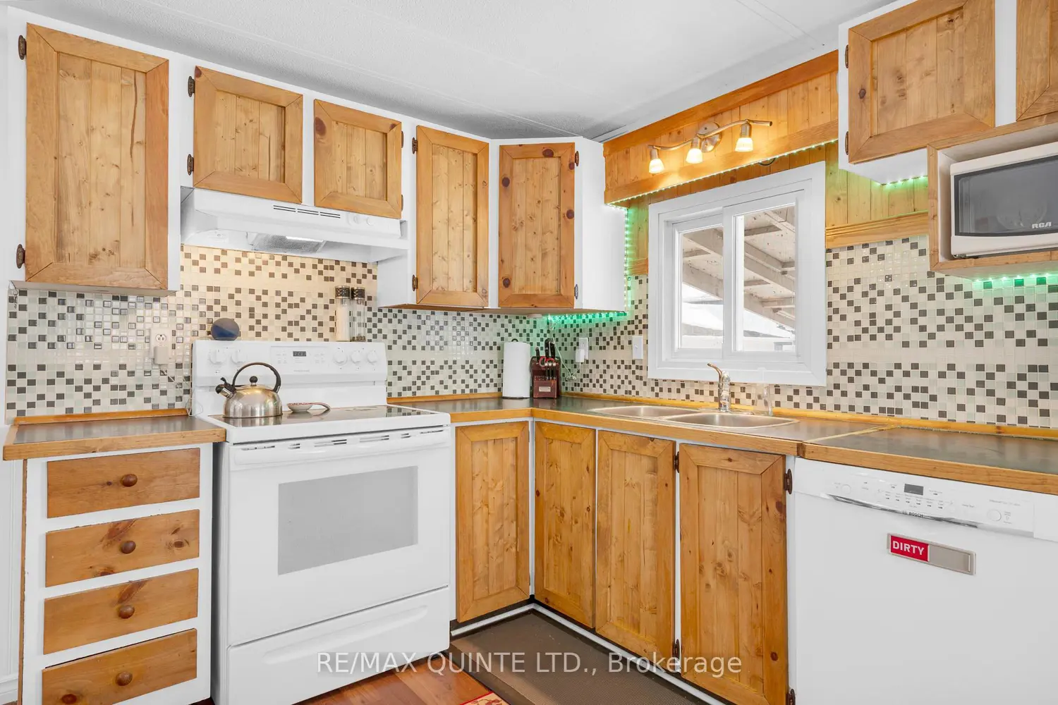 311 Dundas Street 56 photo 5