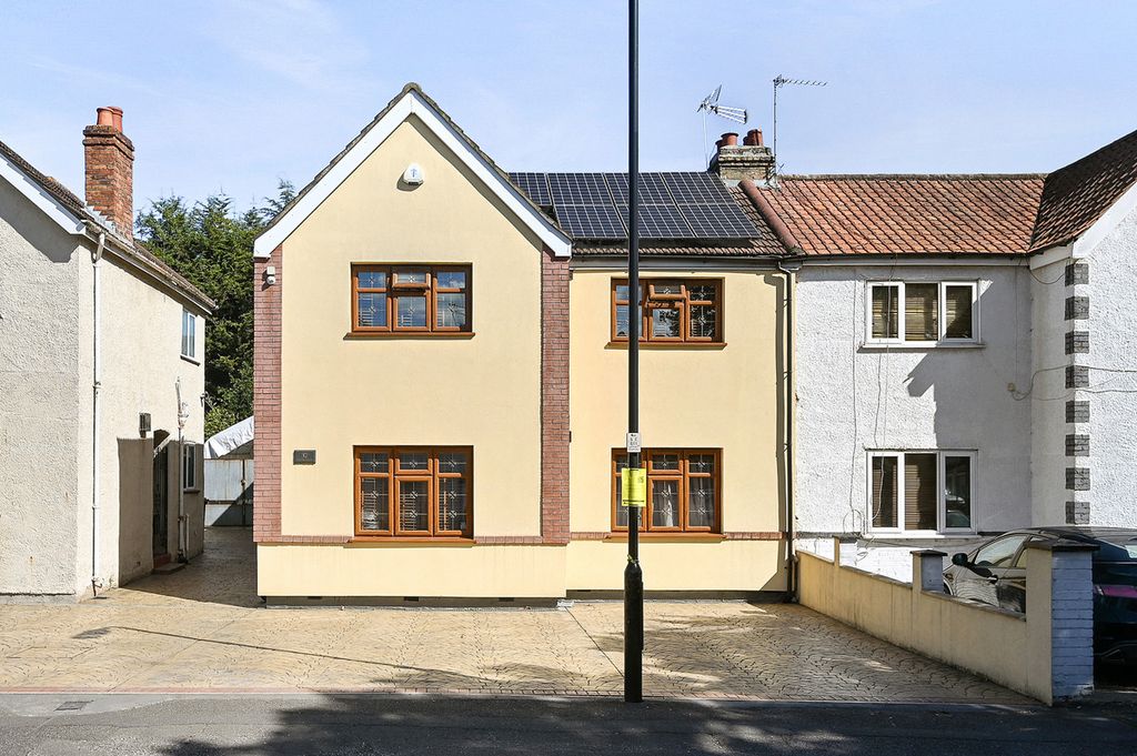 5 bed semi-detached house for saleCostons Avenue, Greenford UB6 photo 5