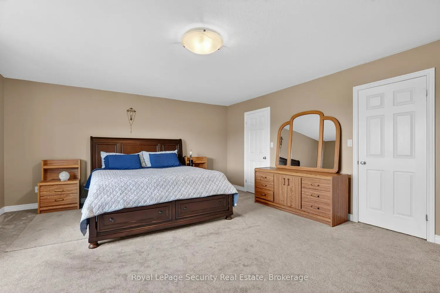 37 Fredonia Crescent photo 3