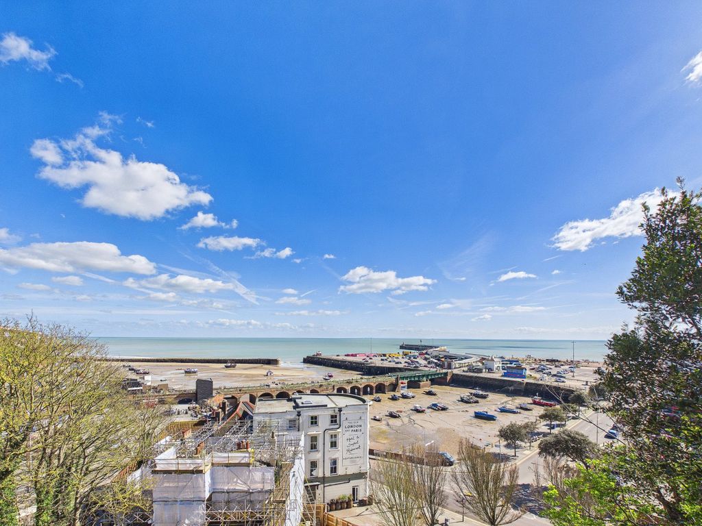 2 bed flat for saleThe Parade, Folkestone, Kent CT20