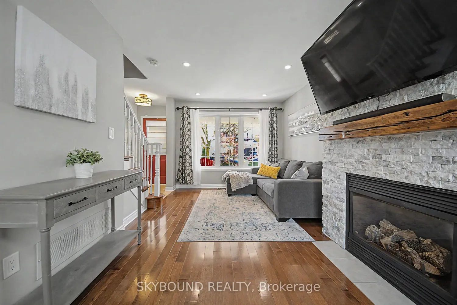 970 Donnelly Street photo 3