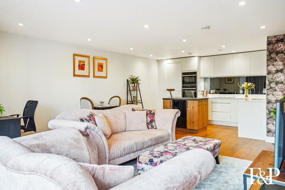 Additional image 9 of 2 bed flat for saleStation Road, Gerrards Cross SL9