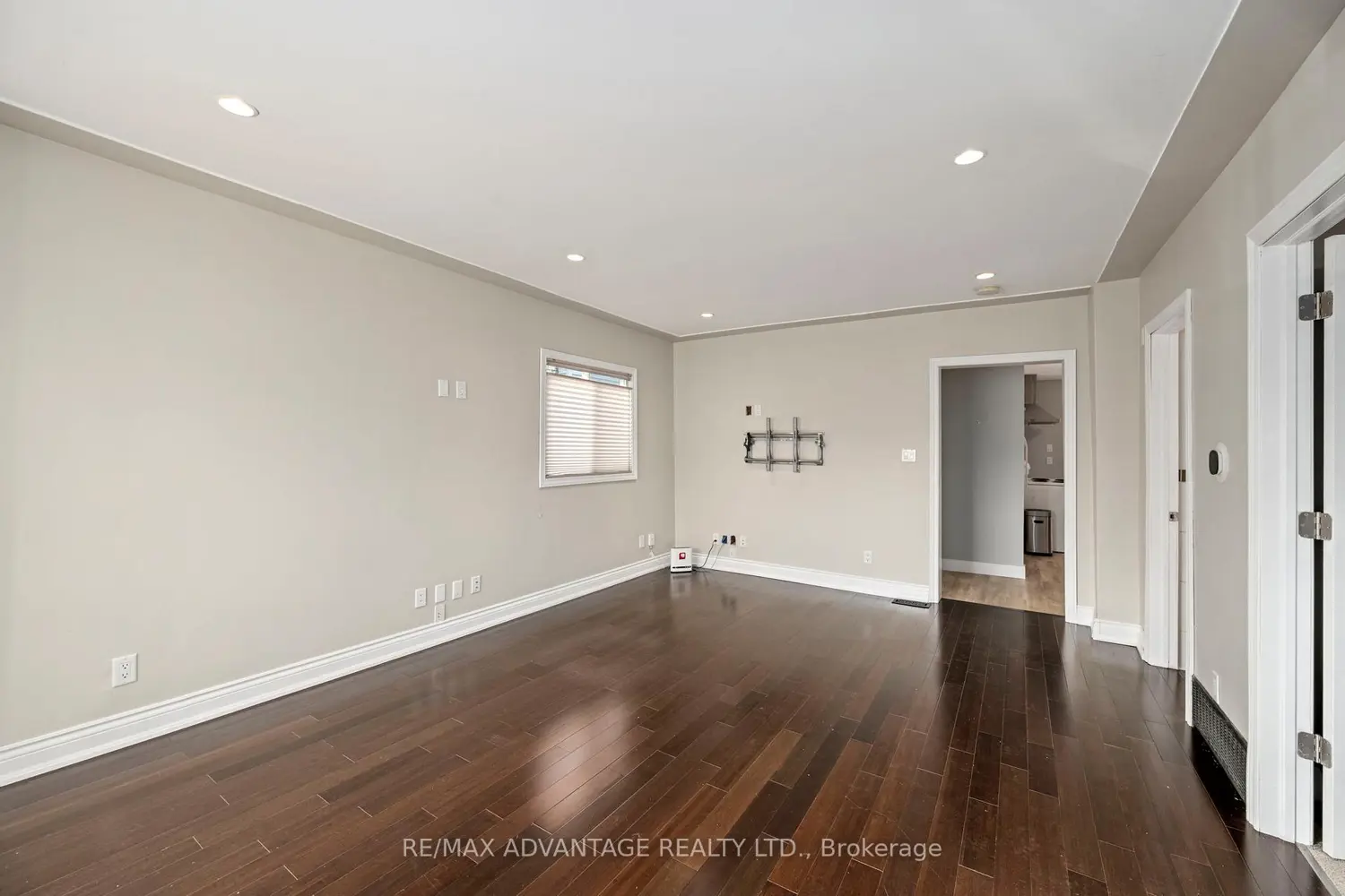 945 Colborne Street photo 4