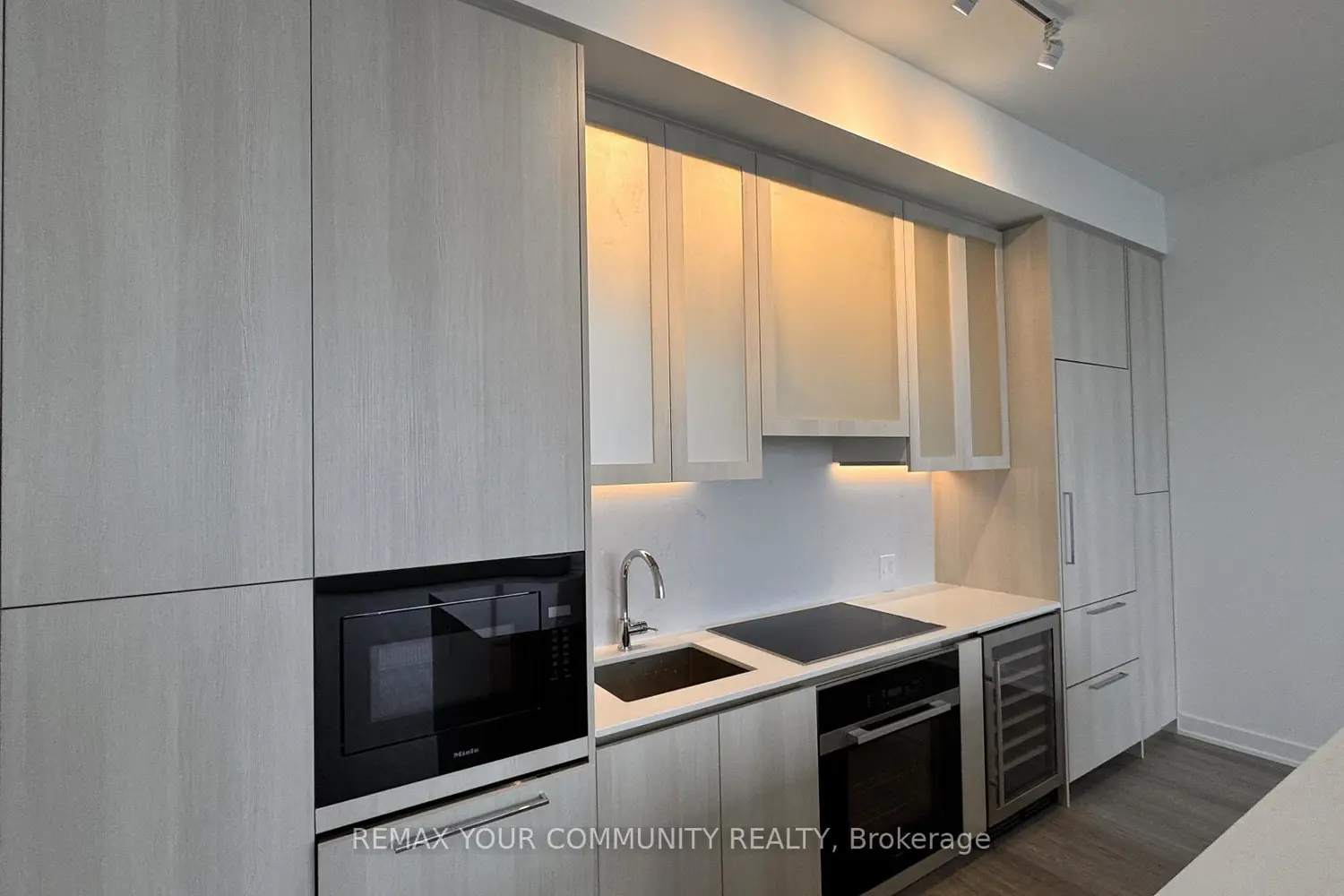 8188 Yonge Street 1004 photo 5