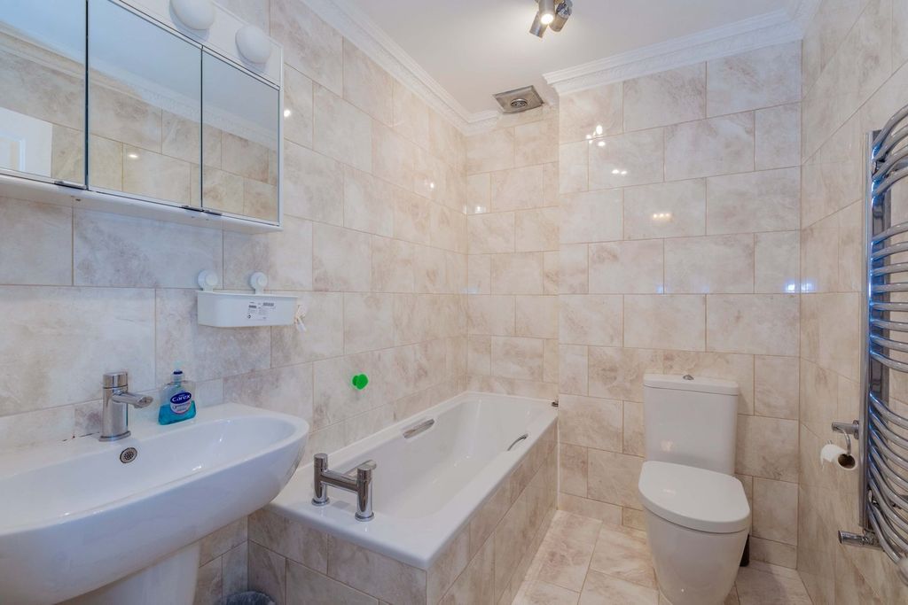 Additional image 8 of 3 bed flat for saleOak End Way, Gerrards Cross SL9