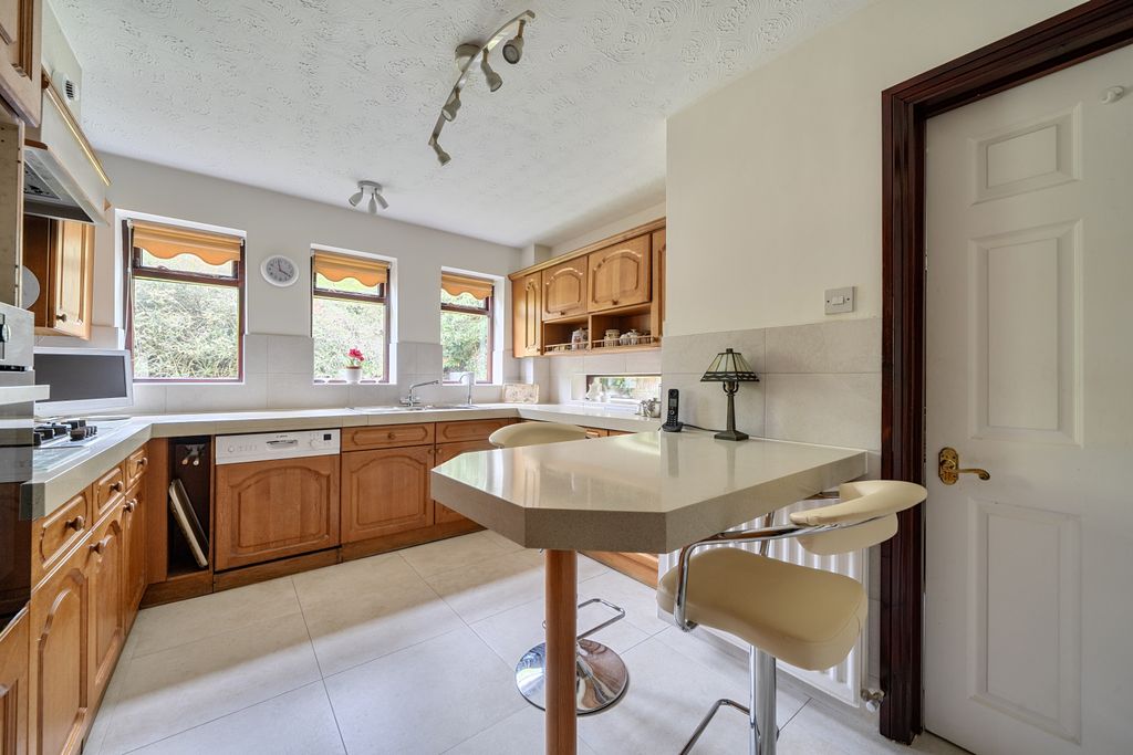 Additional image 5 of 3 bed flat for saleRaylands Mead, Gerrards Cross, Buckinghamshire SL9