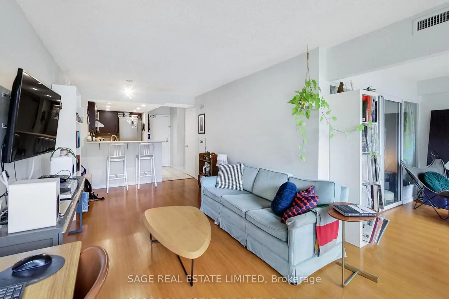 Additional image 8 of 456 College Street 205