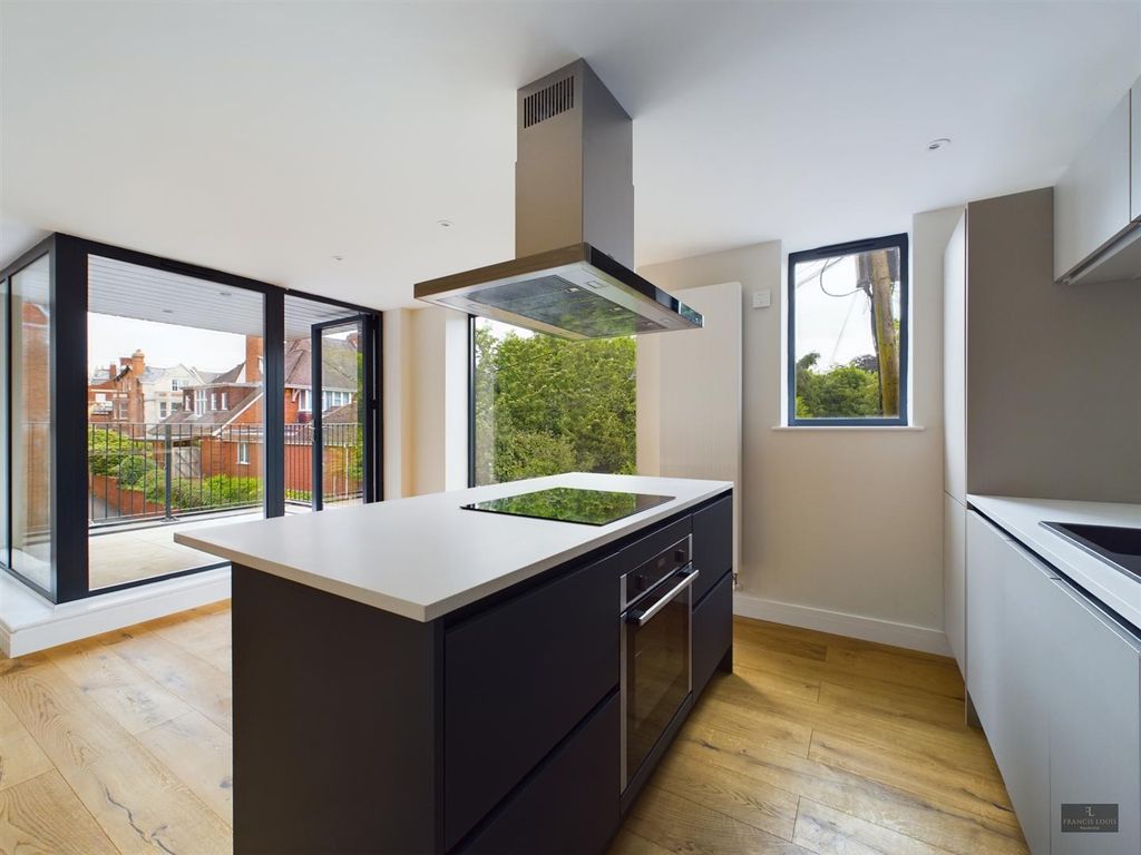 2 bed flat for sale2 Barnfield Gate, Exeter EX1 photo 4
