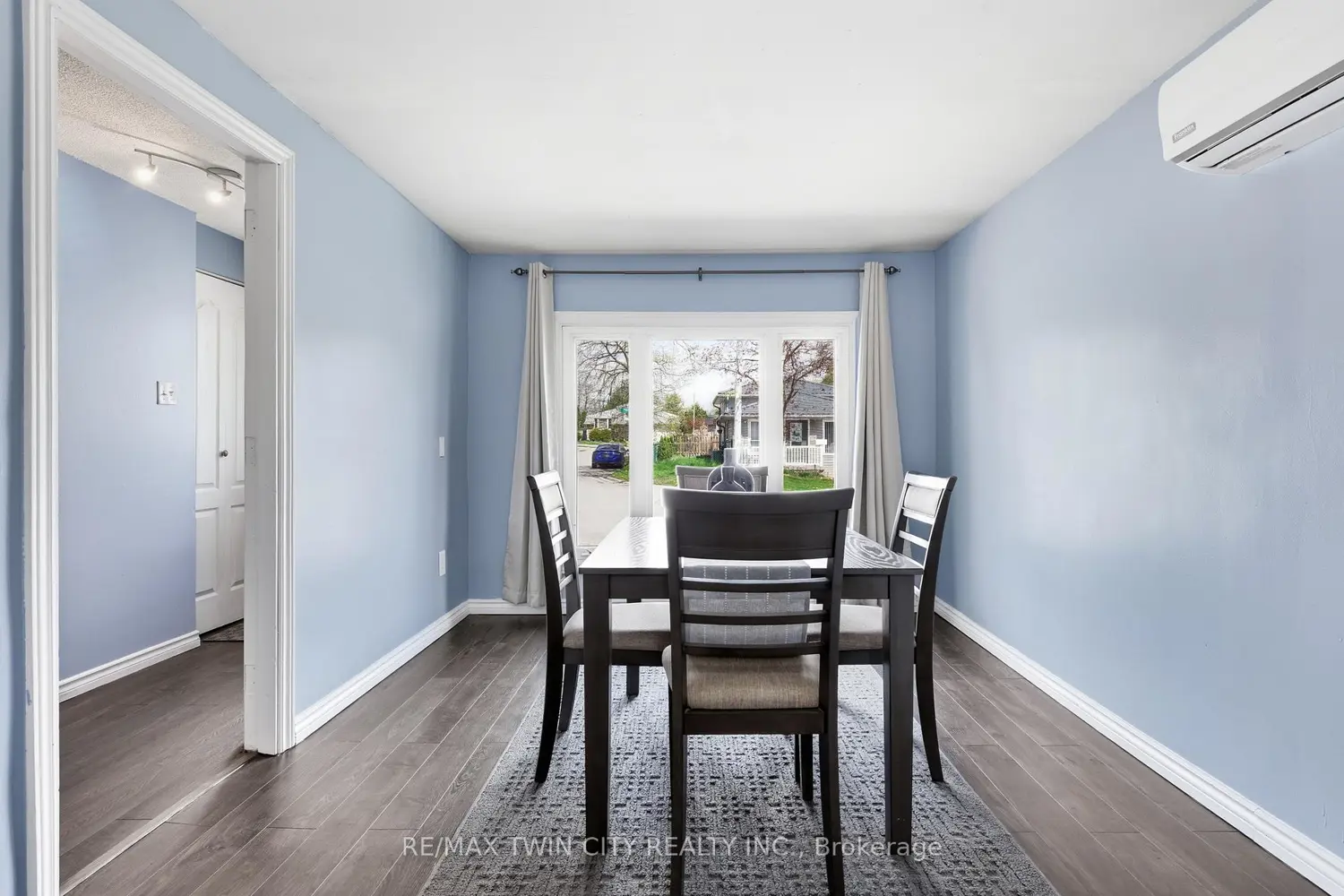 519 Pinetree Crescent photo 2