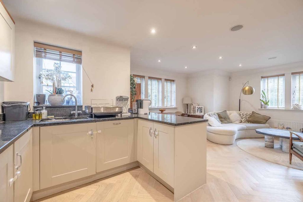 Additional image 7 of 2 bed flat for salePackhorse Road, Gerrards Cross SL9