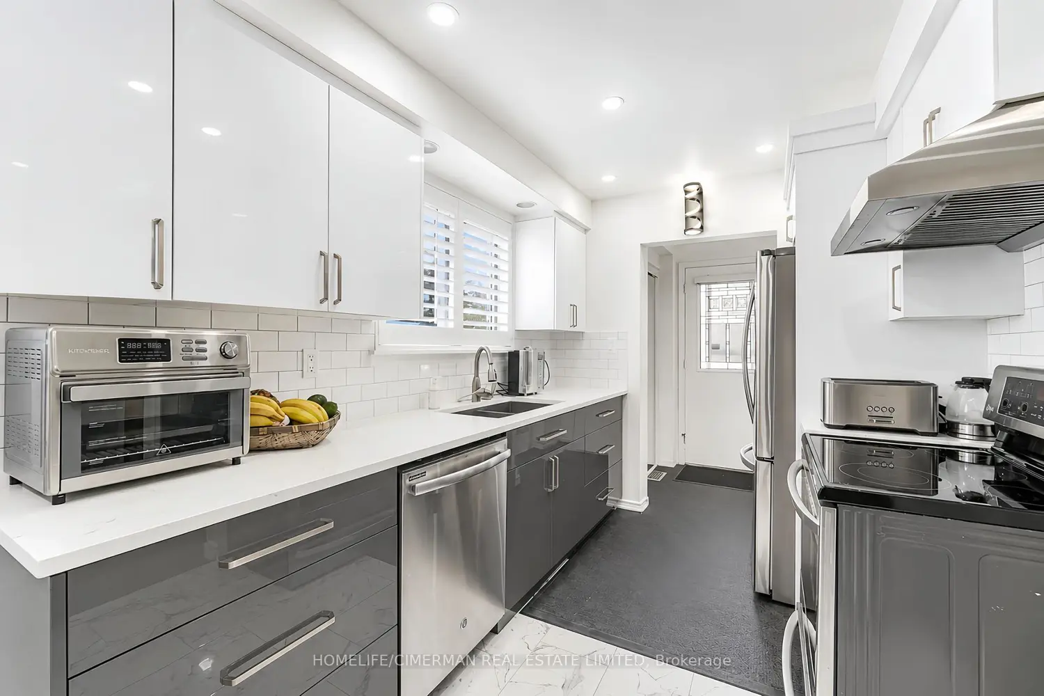 20 Lawrence Crescent photo 5