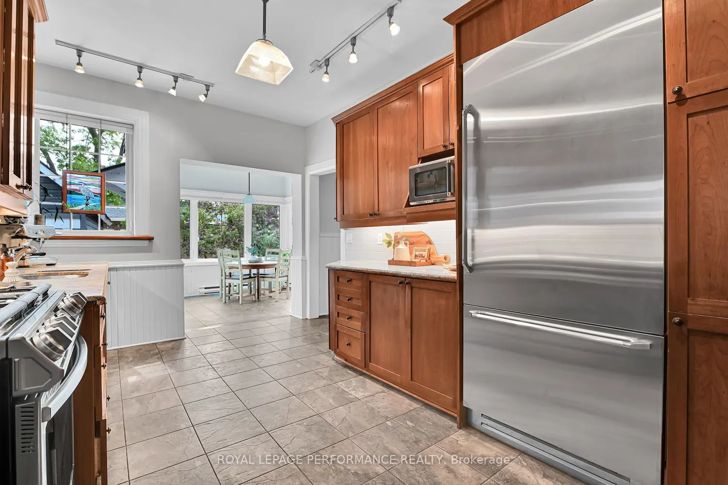 16 Ossington Avenue photo 3