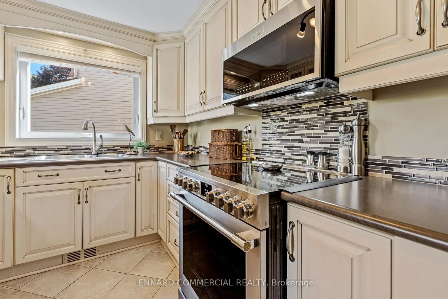 504 Des Coniferes Crescent photo 3