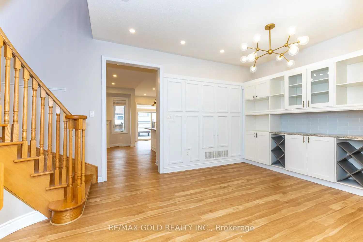943 Transom Crescent photo 5