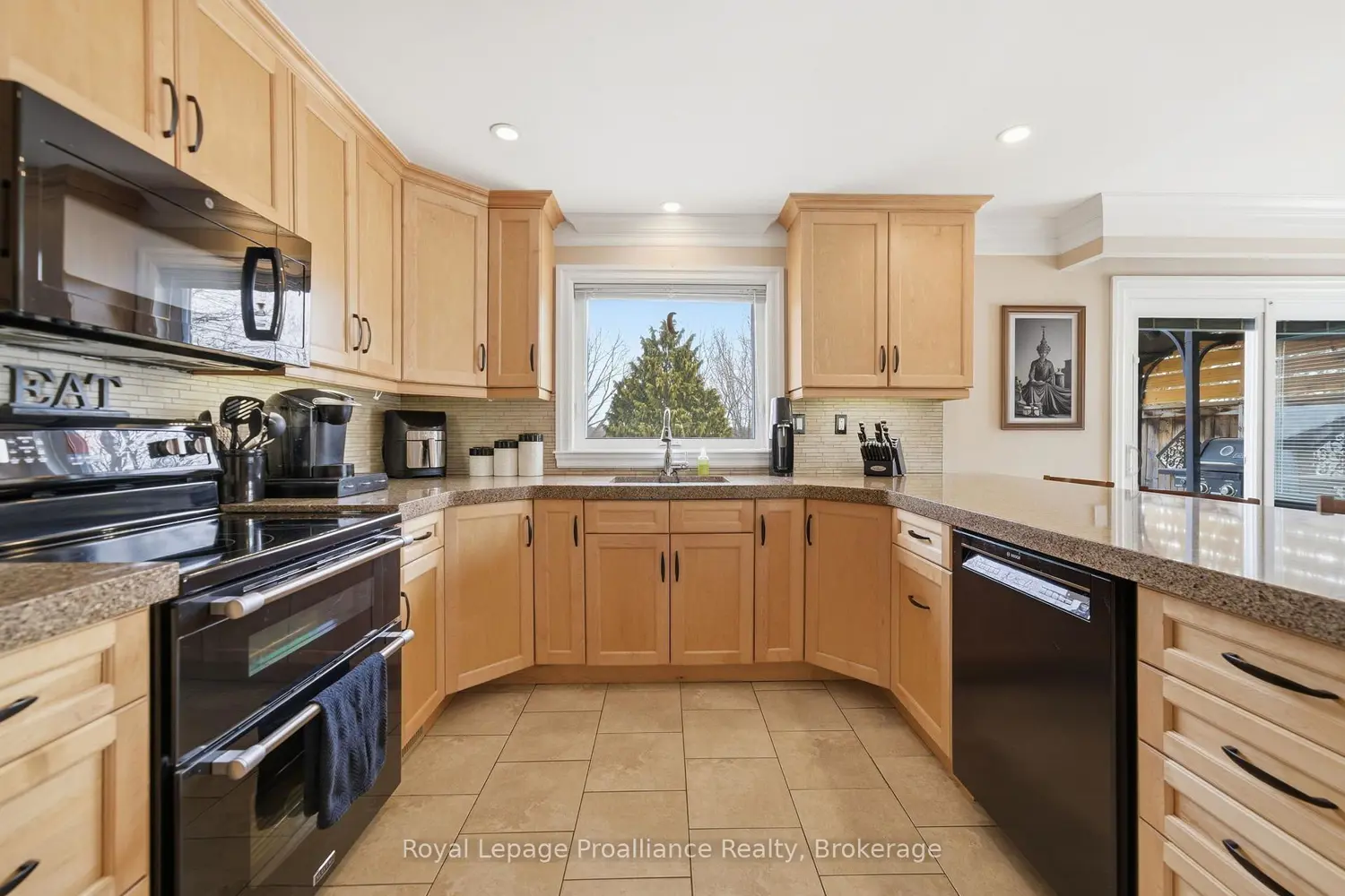 Additional image 12 of 1072 Ontario Street