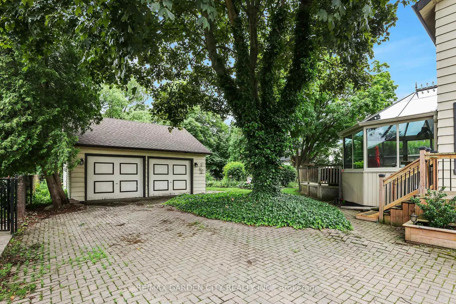 10 Maple Avenue photo 2