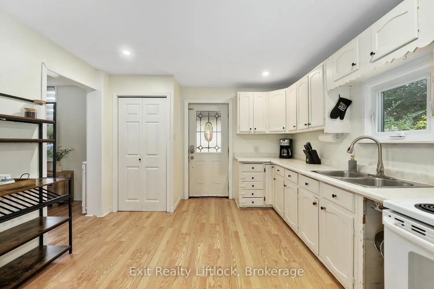 378 London Street photo 3
