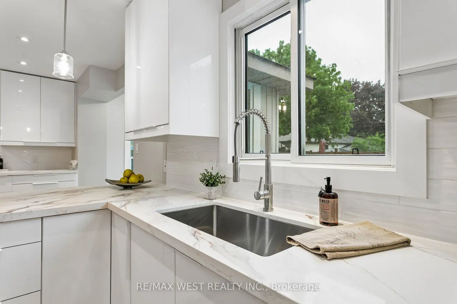 563 Joyce Boulevard photo 3