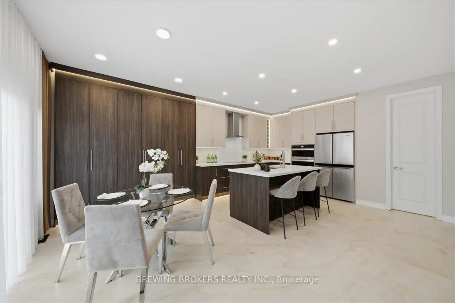 977 Larter Street photo 5