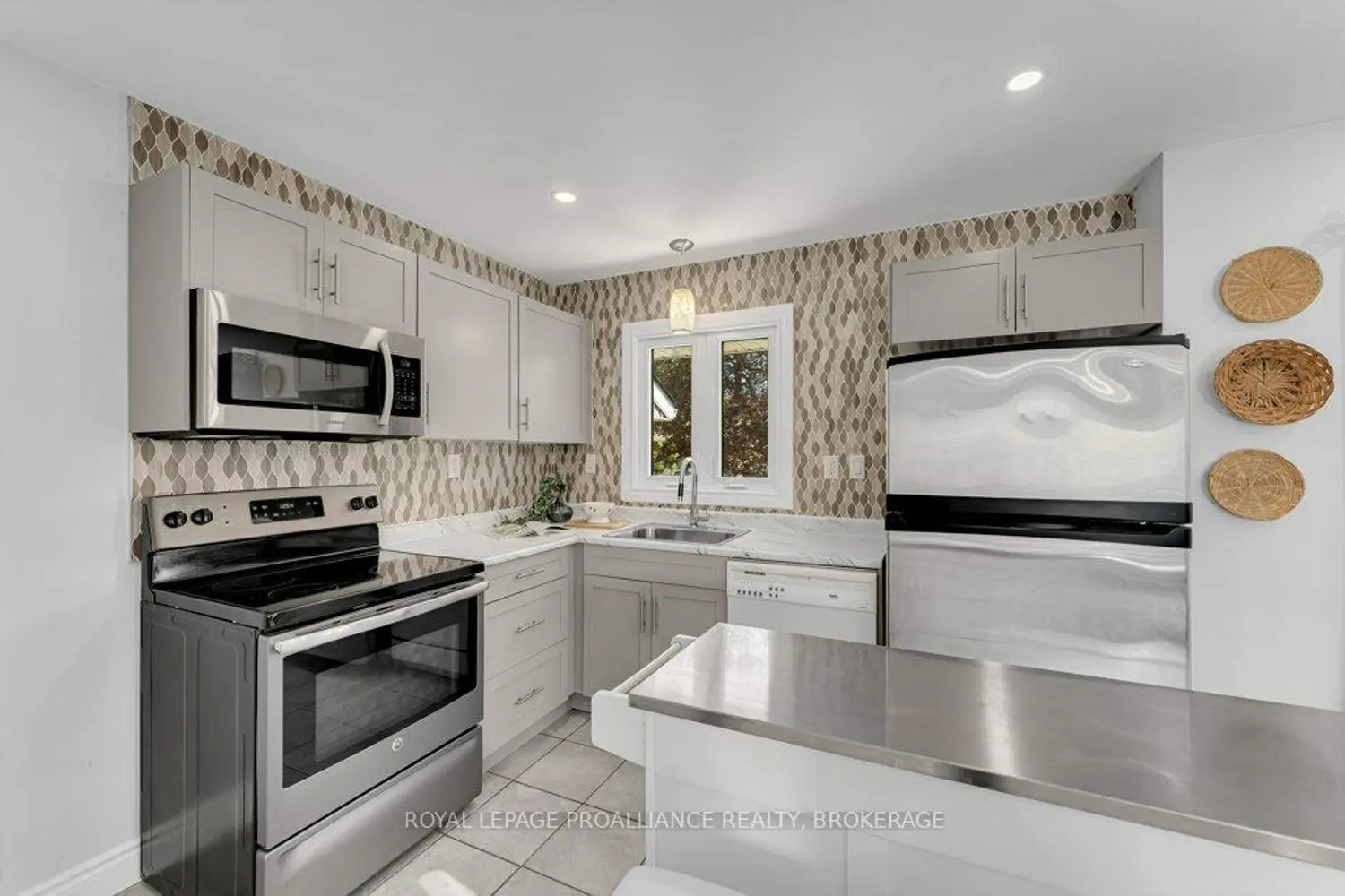 168 Avenue Road photo 4